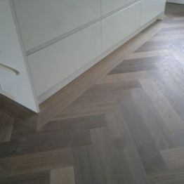 visgraat vloer gelegd